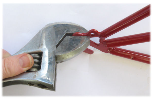 Aligning forkend  using adjustable wrendh