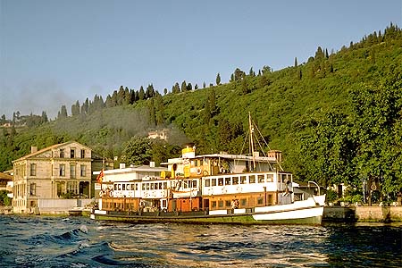 docked feribot